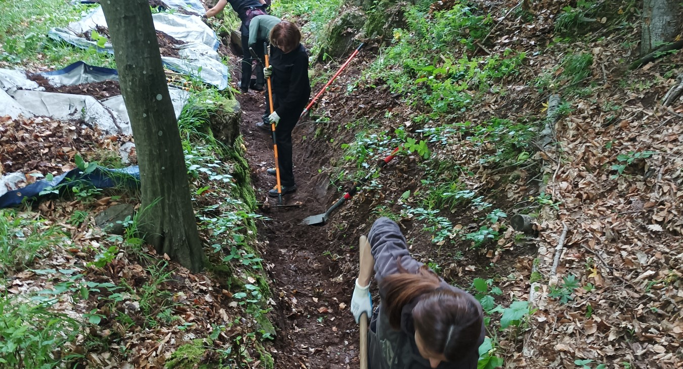 cleaning the historic water channels in the village of Štiavnické Bane
